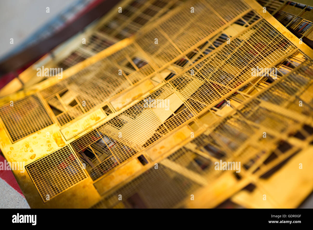 Una pila di materiale metallico miniatura windows e grigliate adatto per edificio architettonico di modelli in scala. Foto Stock