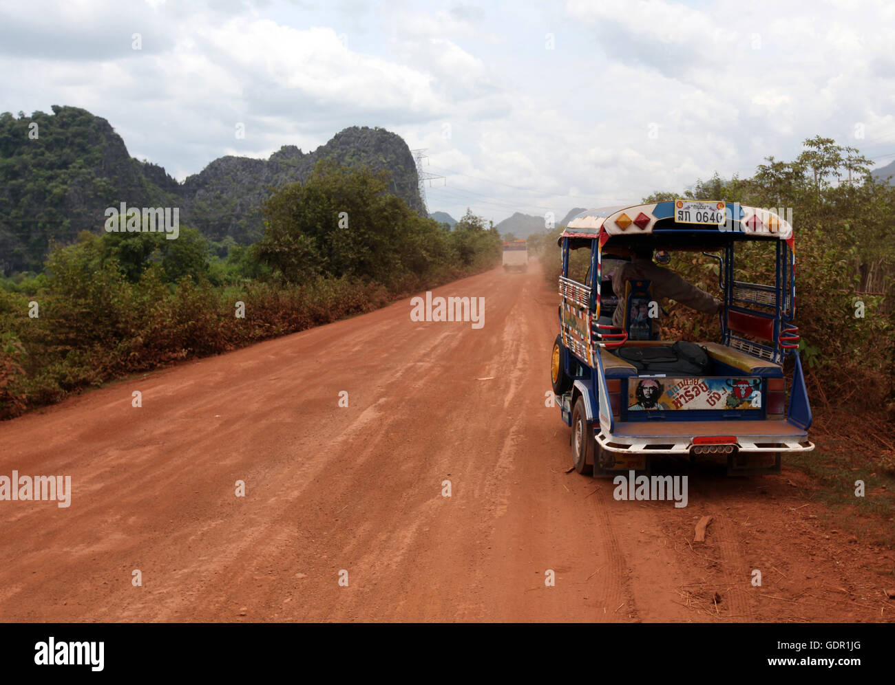 Un taxi tuck tuck su una strada nel paesaggio sulla strada12 bedwen la città di Tha Khaek e il villaggio di Mahaxai mai in centr Foto Stock