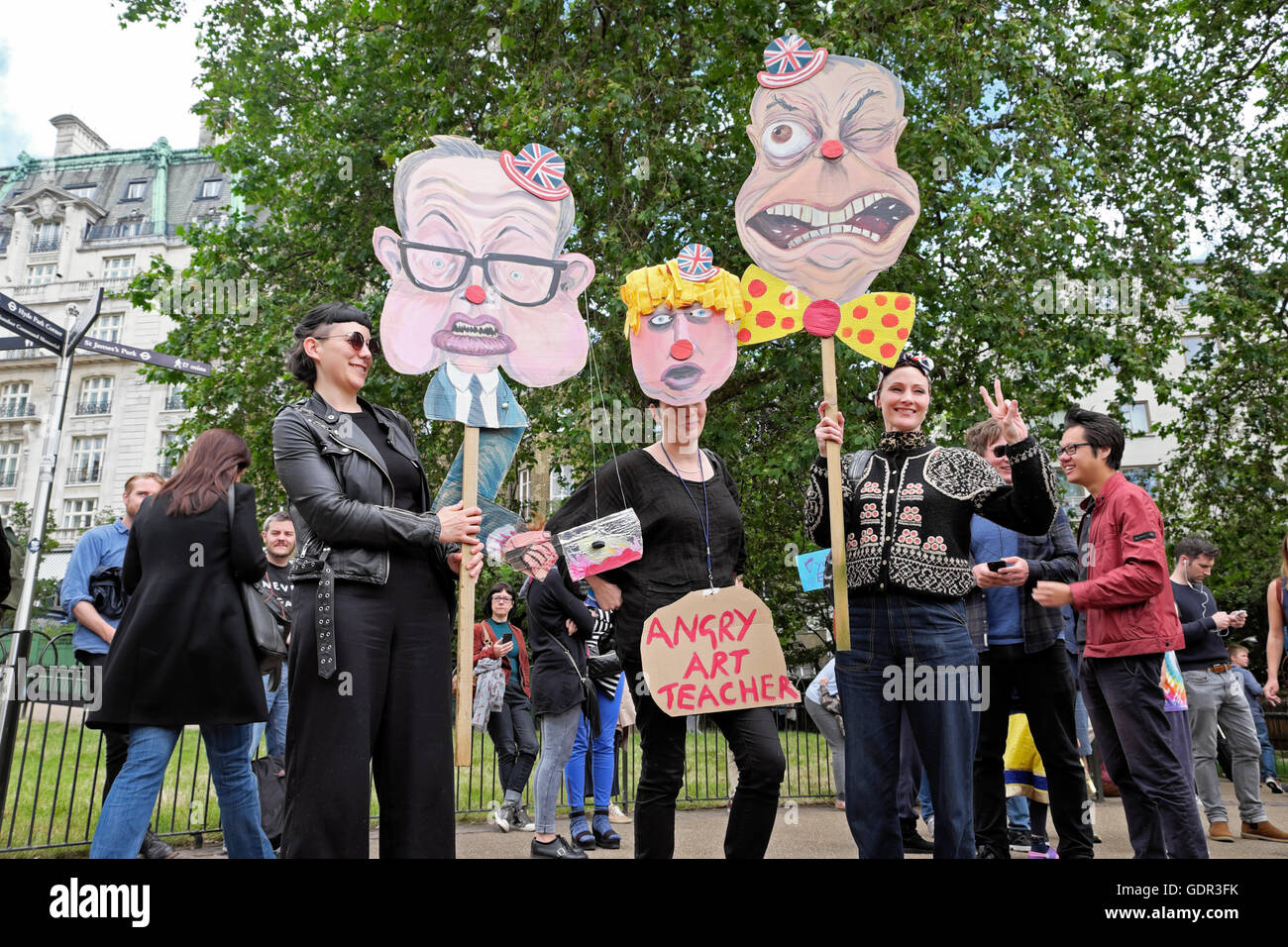 Michael Gove & Nigel Farage puppet cartelloni presso l'Anti Brexit protesta il 2 luglio 2016 a Londra England Regno Unito 23 Giugno 2016 KATHY DEWITT Foto Stock