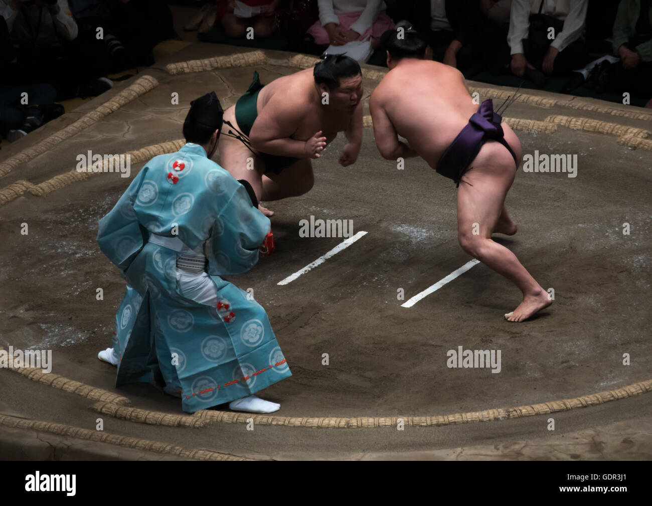 Due lottatori di sumo lotta al ryogoku kokugikan arena, regione di Kanto, Tokyo, Giappone Foto Stock