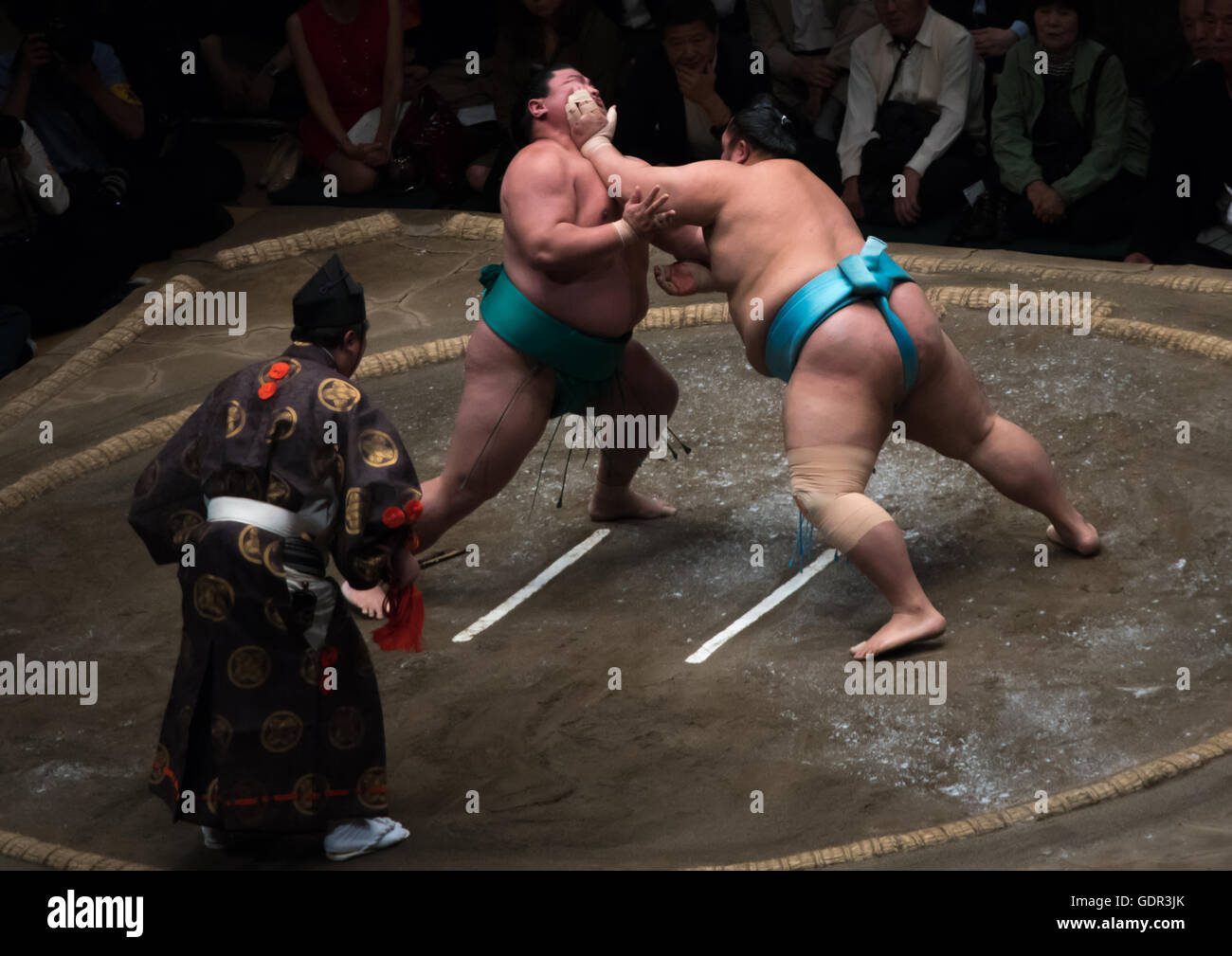 Due lottatori di sumo lotta al ryogoku kokugikan arena, regione di Kanto, Tokyo, Giappone Foto Stock