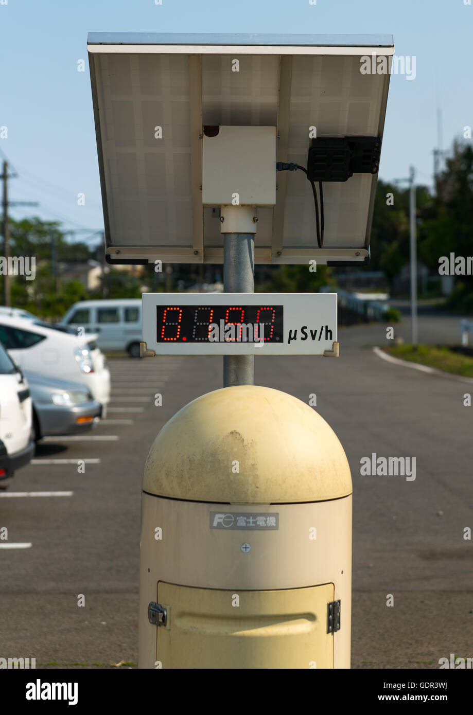 Una radiazione dosimetro posto in un modo altamente area contaminata dopo la daiichi centrale nucleare di irradiazione, Fukushima prefettura, Naraha, Giappone Foto Stock