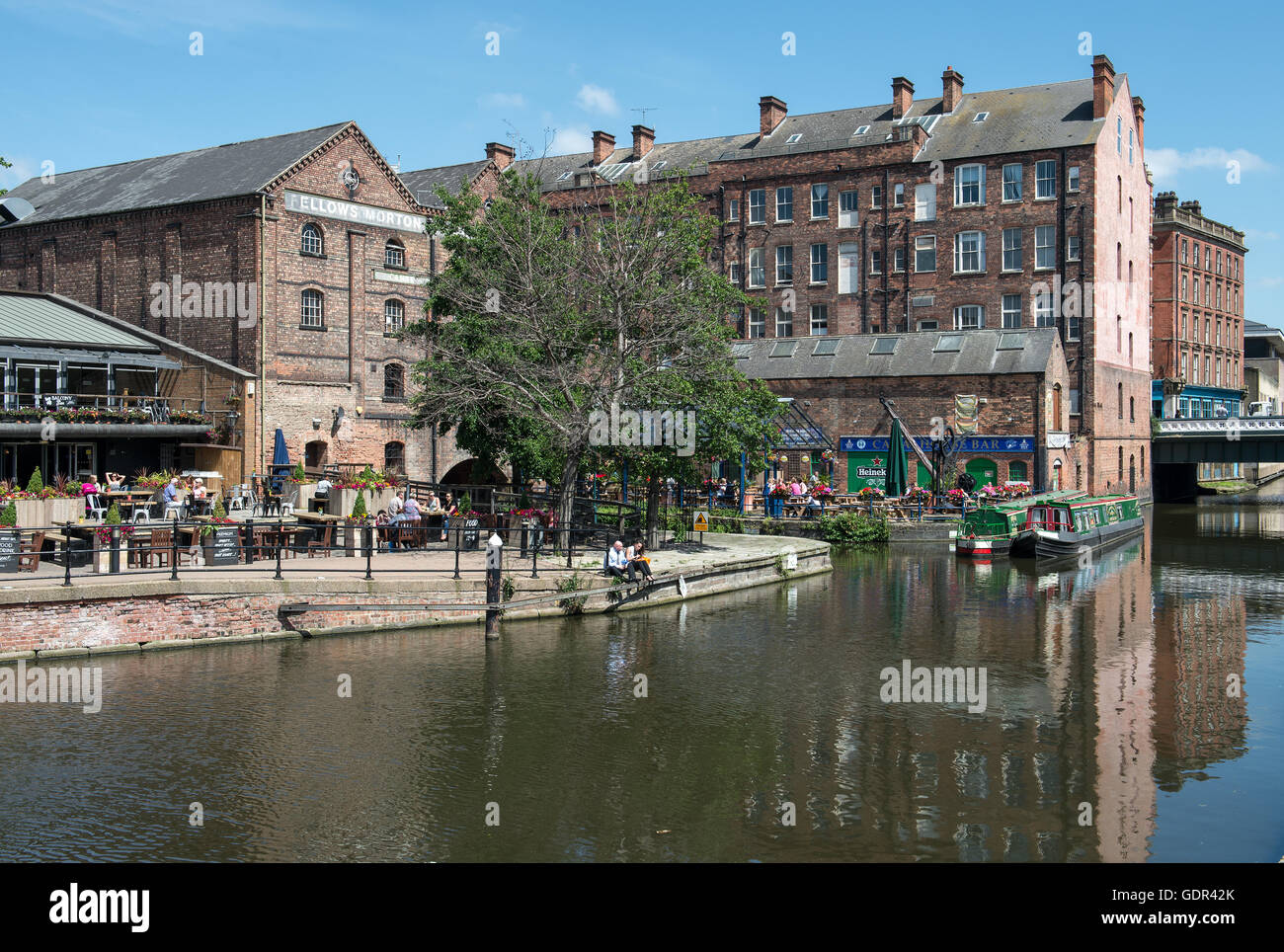 Narrowboat sul Nottingham Canal Ormeggiata al pontile del castello con British Waterways edificio in background Foto Stock