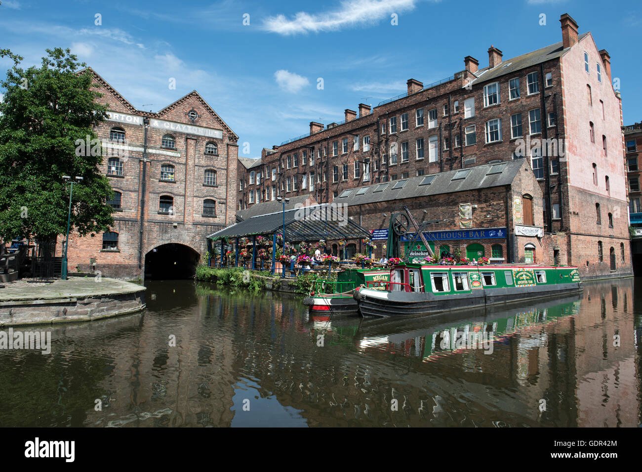 Narrowboat sul Nottingham Canal Ormeggiata al pontile del castello con British Waterways edificio in background Foto Stock