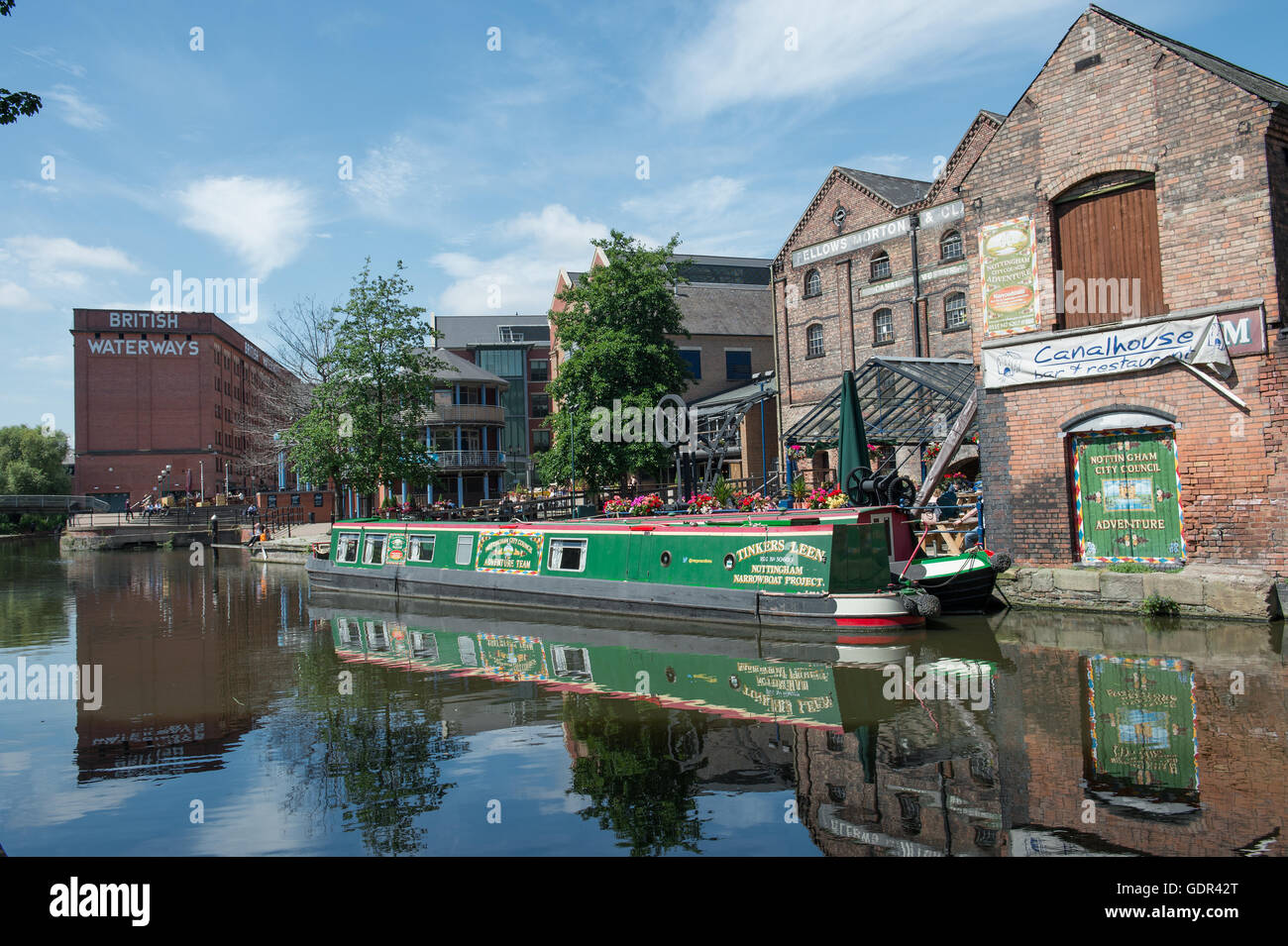 Narrowboat sul Nottingham Canal Ormeggiata al pontile del castello con British Waterways edificio in background e cene alfresco Foto Stock