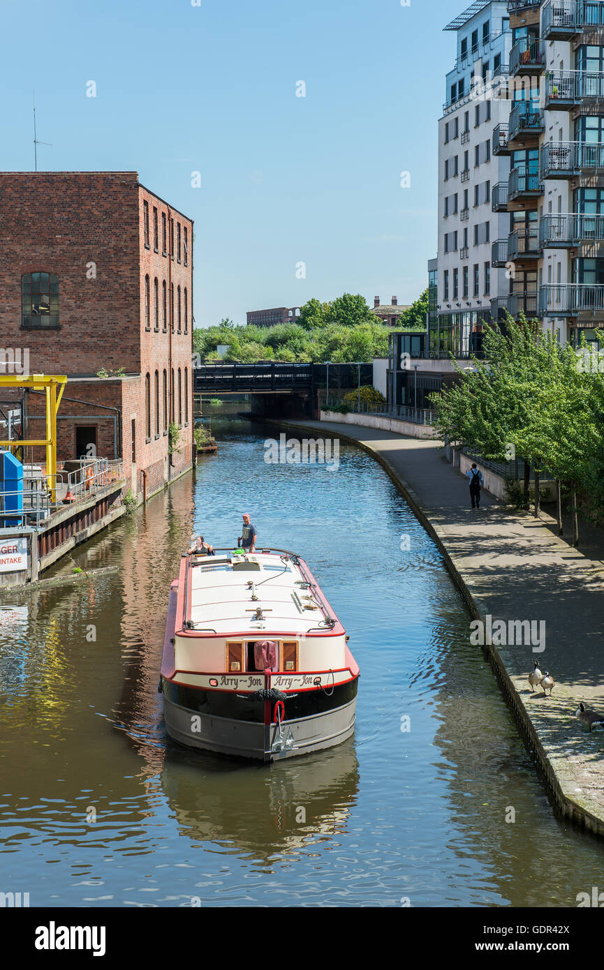 Una chiatta vela passato Nottingham uno appartamenti sul Nottingham canal Foto Stock