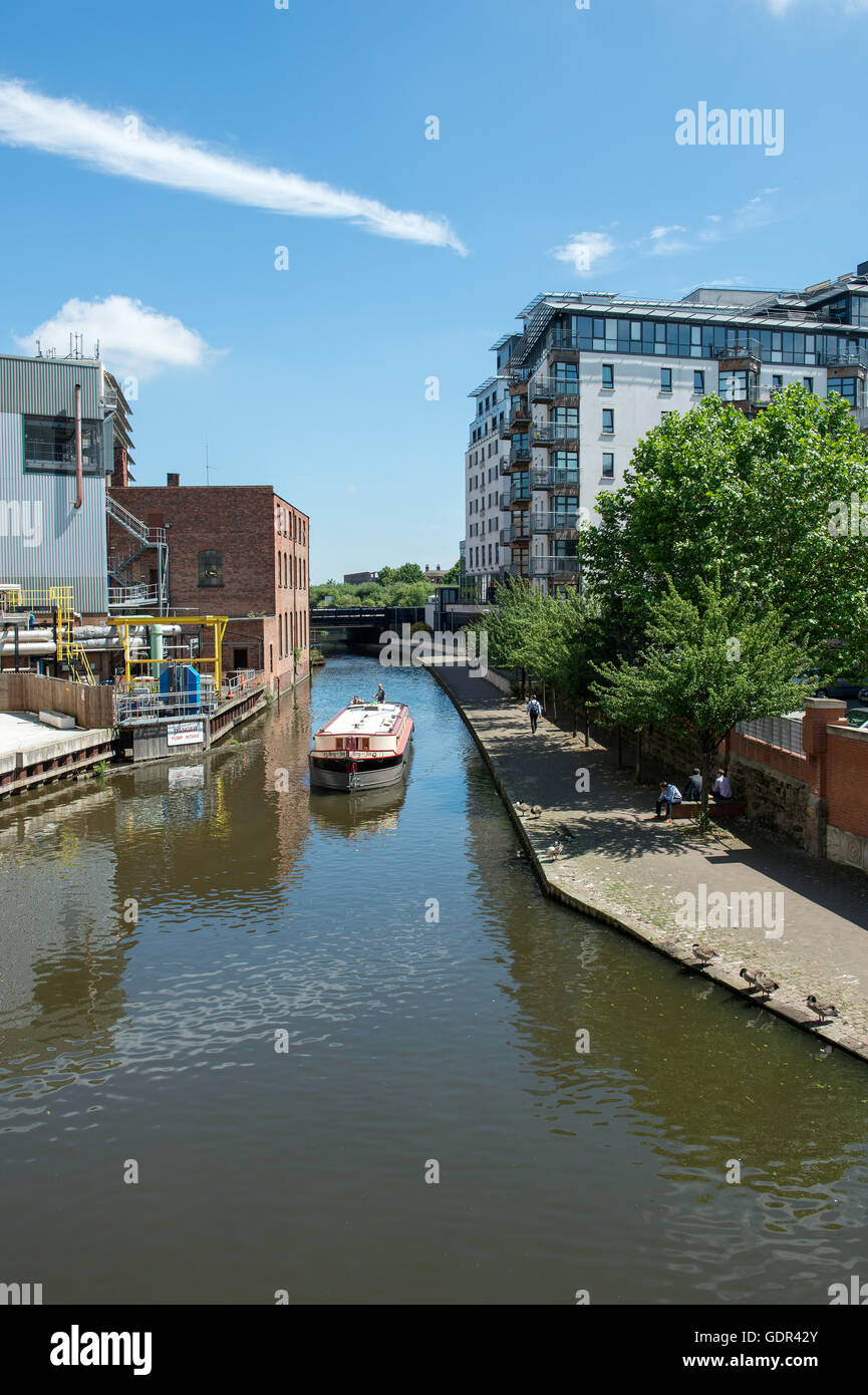 Una chiatta vela passato Nottingham uno appartamenti sul Nottingham canal Foto Stock