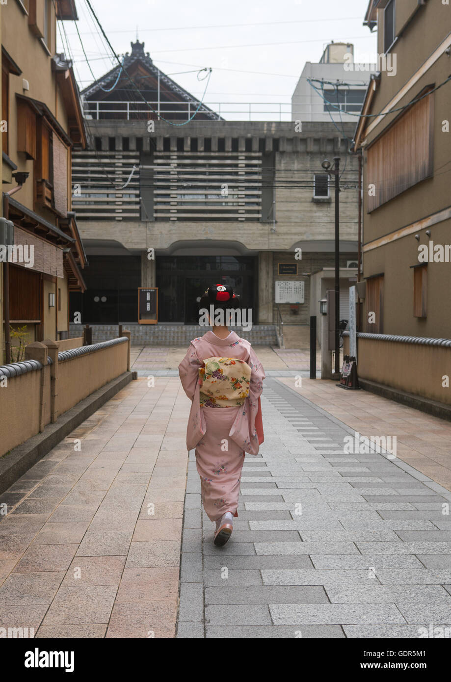 16 anni chiamato maiko chikasaya camminando per le strade di gion, la regione di Kansai, Kyoto, Giappone Foto Stock