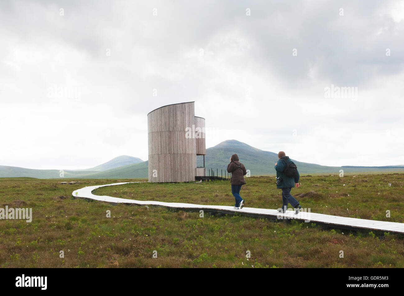 Visitatori presso la torre di avvistamento su Forsinard RSPB Riserva Naturale - Sutherland, Scozia. Foto Stock