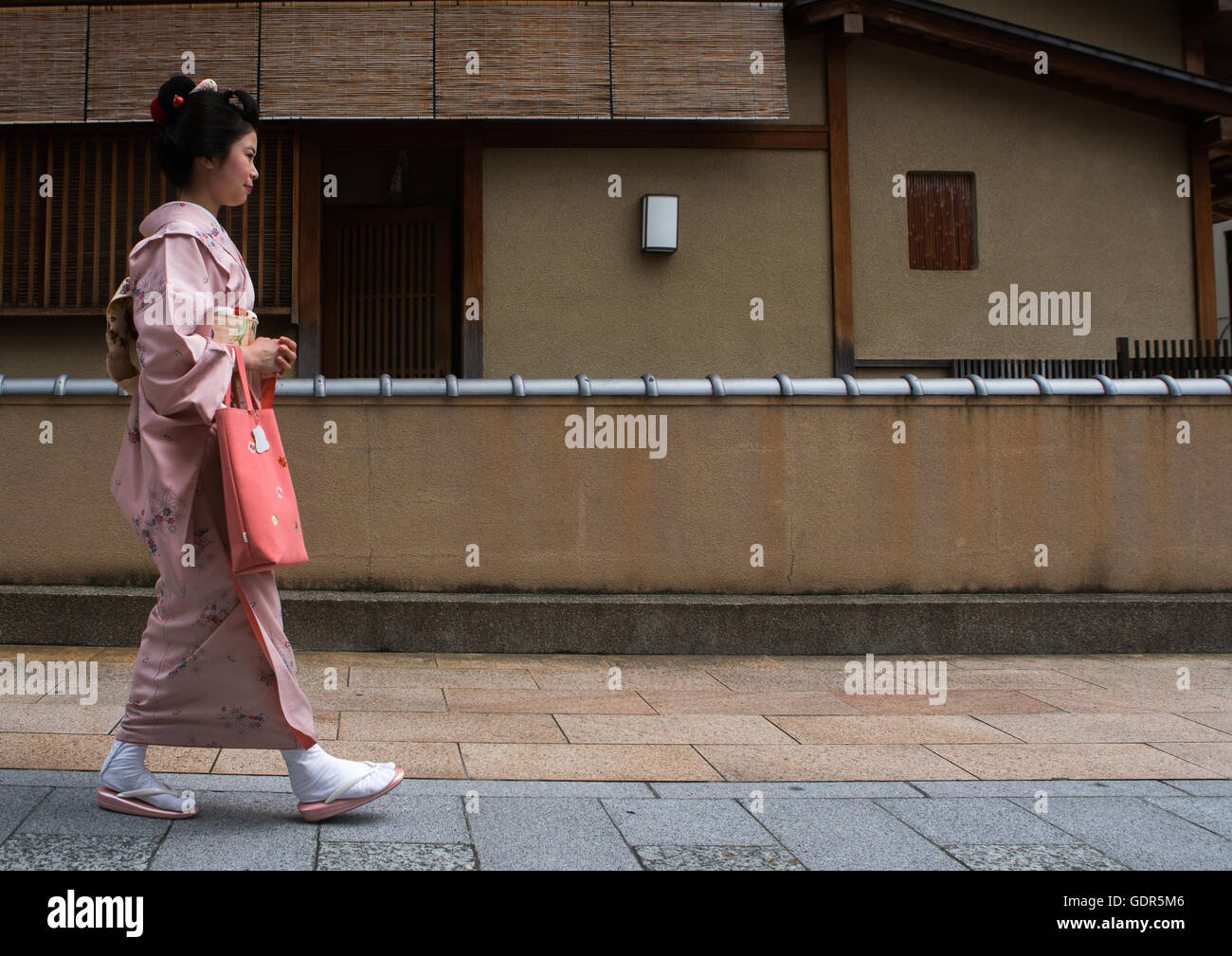 16 anni chiamato maiko chikasaya camminando per le strade di gion, la regione di Kansai, Kyoto, Giappone Foto Stock
