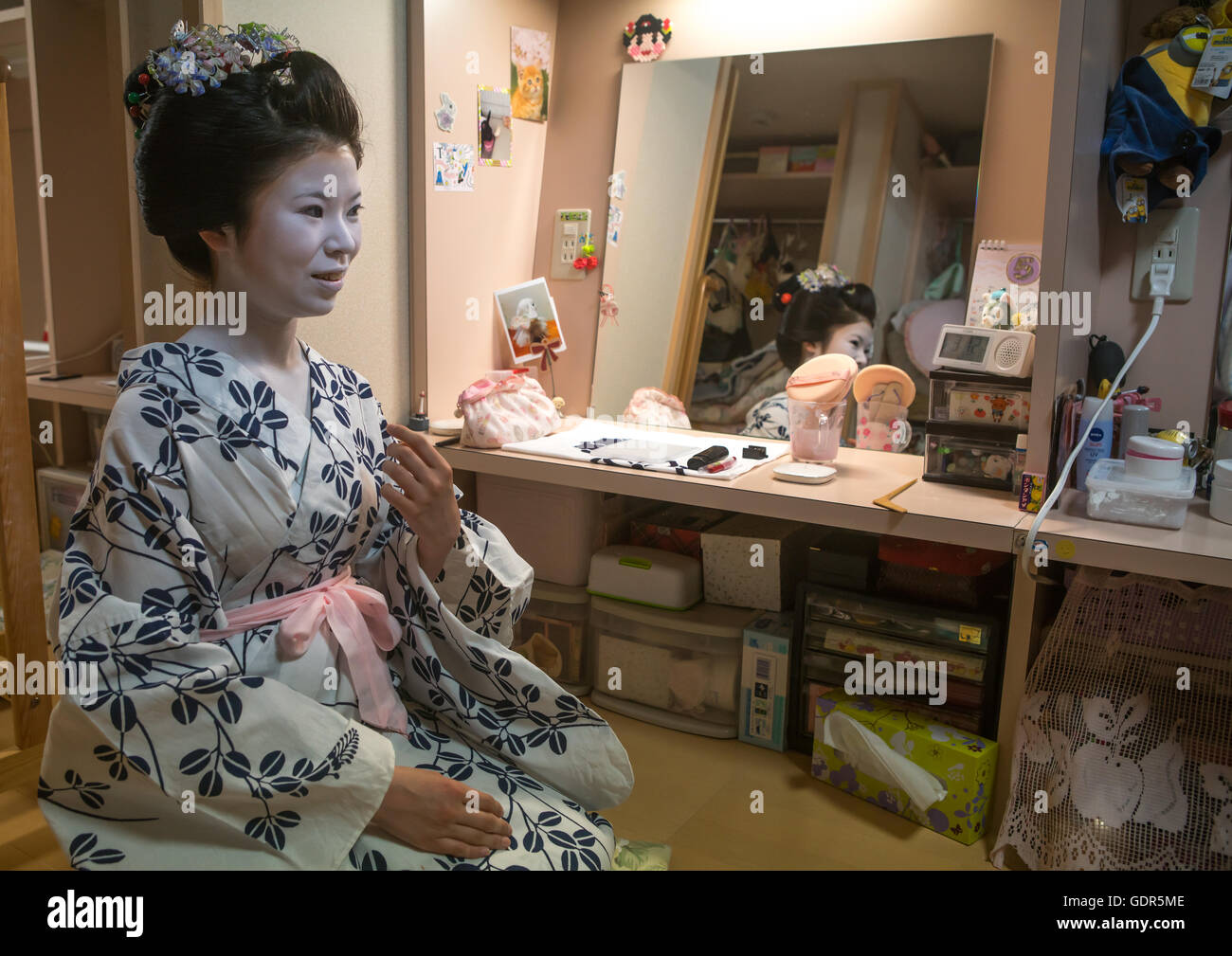 16 anni maiko chikasaya chiamato nella sua casa di una geisha, la regione di Kansai, Kyoto, Giappone Foto Stock