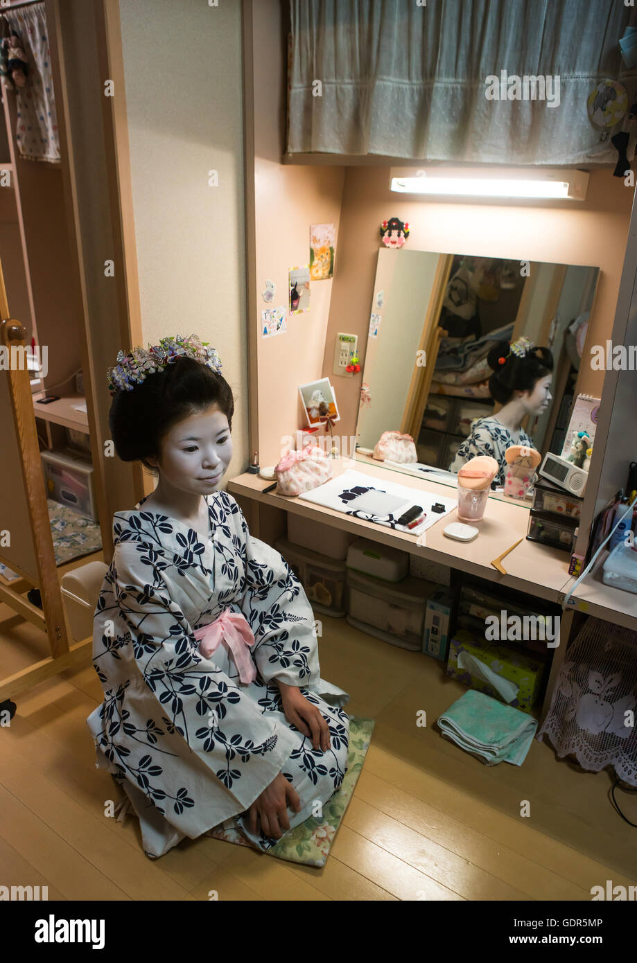 16 anni maiko chikasaya chiamato nella sua casa di una geisha, la regione di Kansai, Kyoto, Giappone Foto Stock