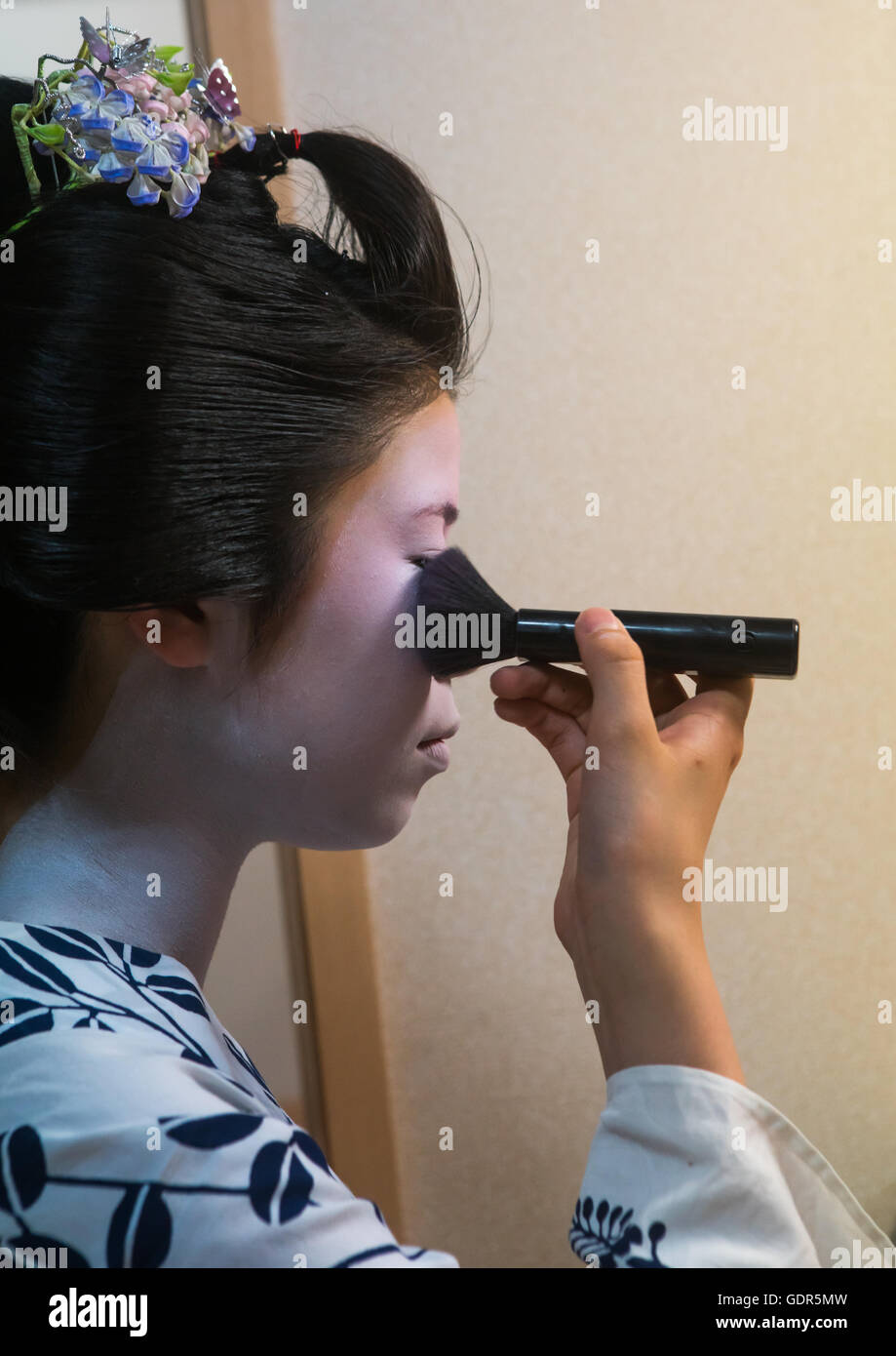 16 anni chiamato maiko chikasaya durante un make up session, la regione di Kansai, Kyoto, Giappone Foto Stock