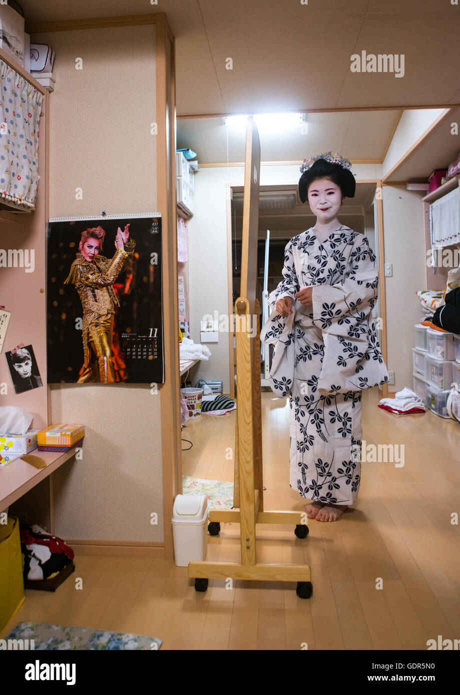 16 anni maiko chikasaya chiamato in camera sua, la regione di Kansai, Kyoto, Giappone Foto Stock
