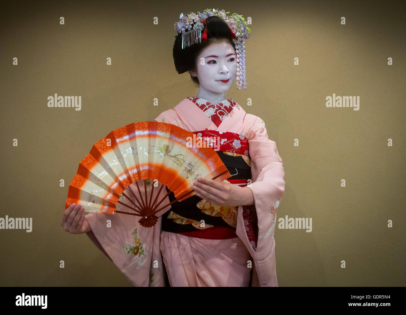 16 anni chiamato maiko chikasaya ballando con un ventilatore, la regione di Kansai, Kyoto, Giappone Foto Stock