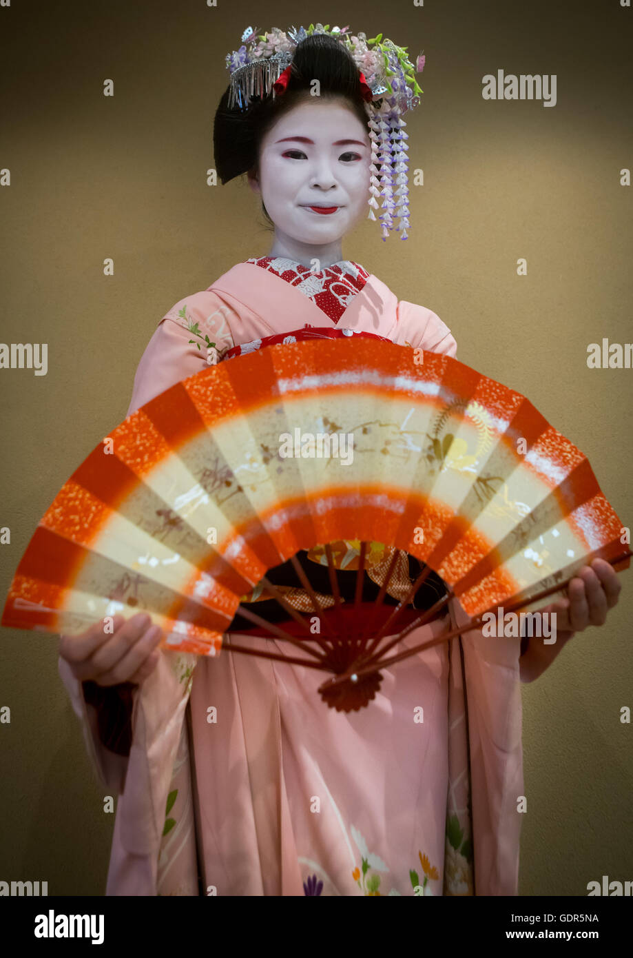 16 anni chiamato maiko chikasaya ballando con un ventilatore, la regione di Kansai, Kyoto, Giappone Foto Stock