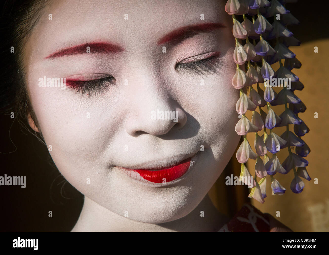 Ritratto di un 16 anni chiamato maiko chikasaya con gli occhi chiusi, la regione di Kansai, Kyoto, Giappone Foto Stock