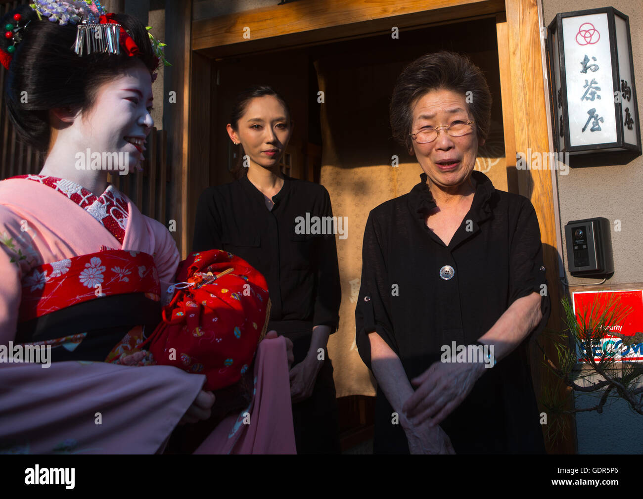 16 anni chiamato maiko chikasaya con la madre del 1 geisha house dove vive, la regione di Kansai, Kyoto, Giappone Foto Stock