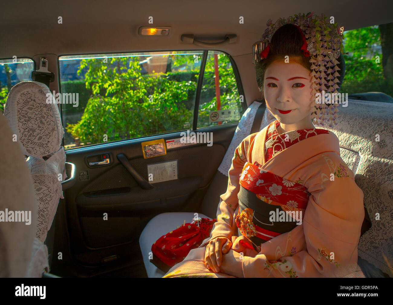 16 anni maiko chikasaya chiamato in un taxi, la regione di Kansai, Kyoto, Giappone Foto Stock