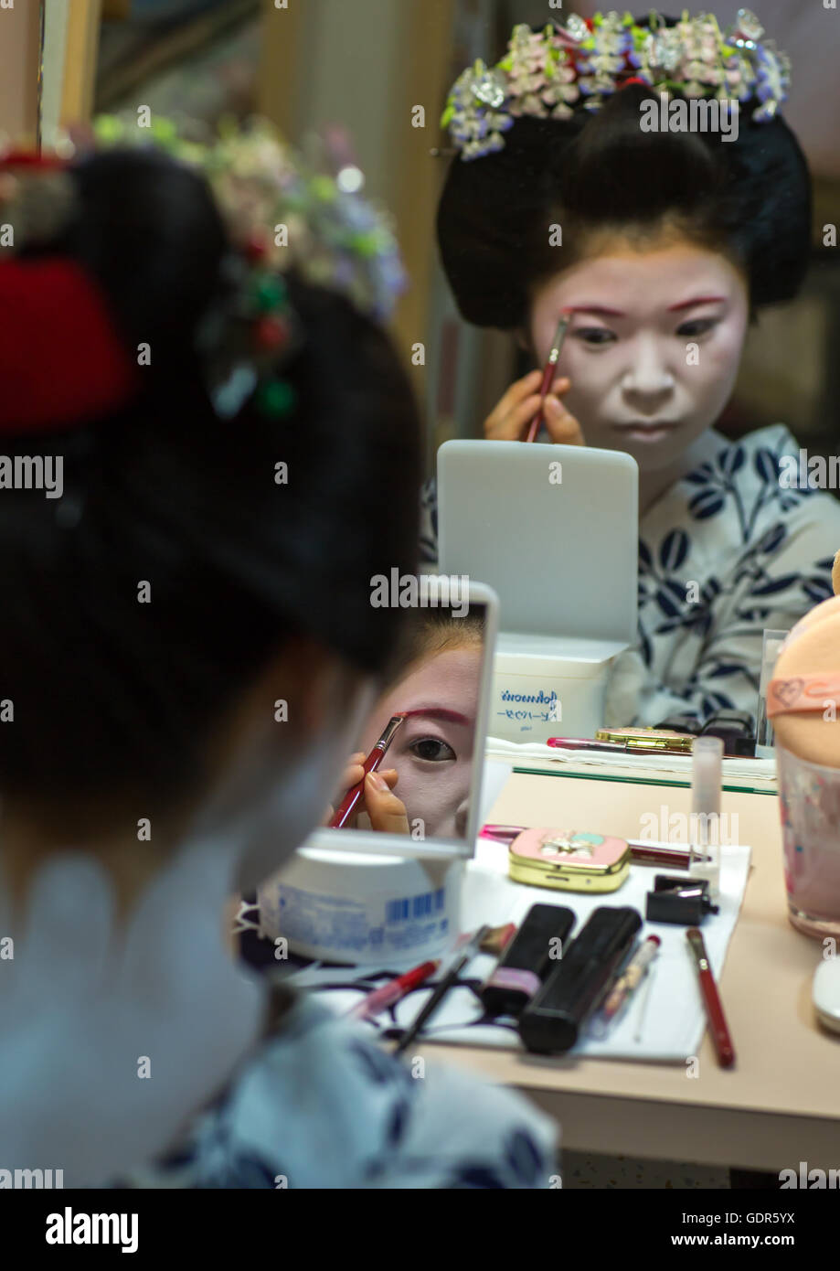 16 anni chiamato maiko chikasaya durante un make up session, la regione di Kansai, Kyoto, Giappone Foto Stock