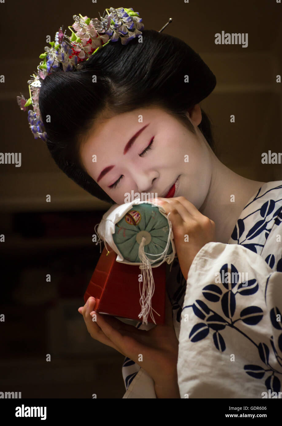 16 anni maiko chikasaya chiamato con il cuscino shes usato per proteggere la sua acconciatura, regione di Kansai, Kyoto, Giappone Foto Stock