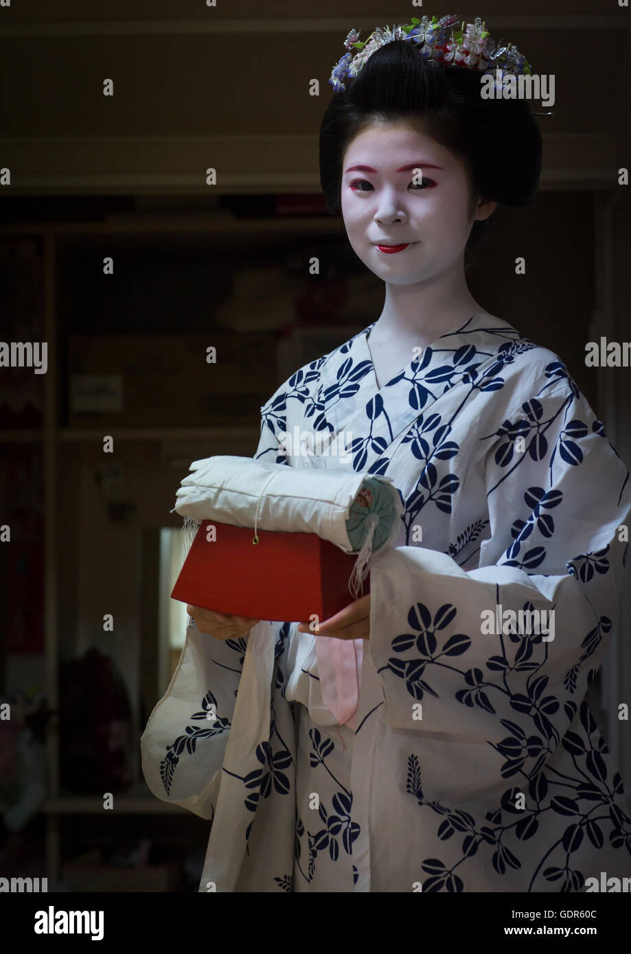 16 anni maiko chikasaya chiamato con il cuscino shes utilizza per proteggere la sua acconciatura, regione di Kansai, Kyoto, Giappone Foto Stock