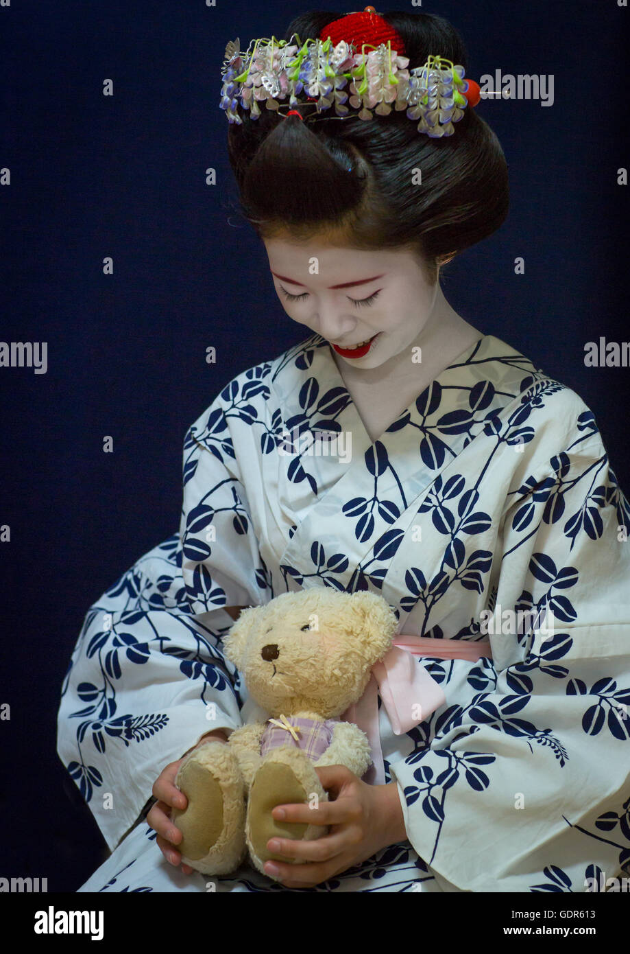 16 anni maiko chikasaya chiamato con il suo orsacchiotto di peluche, la regione di Kansai, Kyoto, Giappone Foto Stock