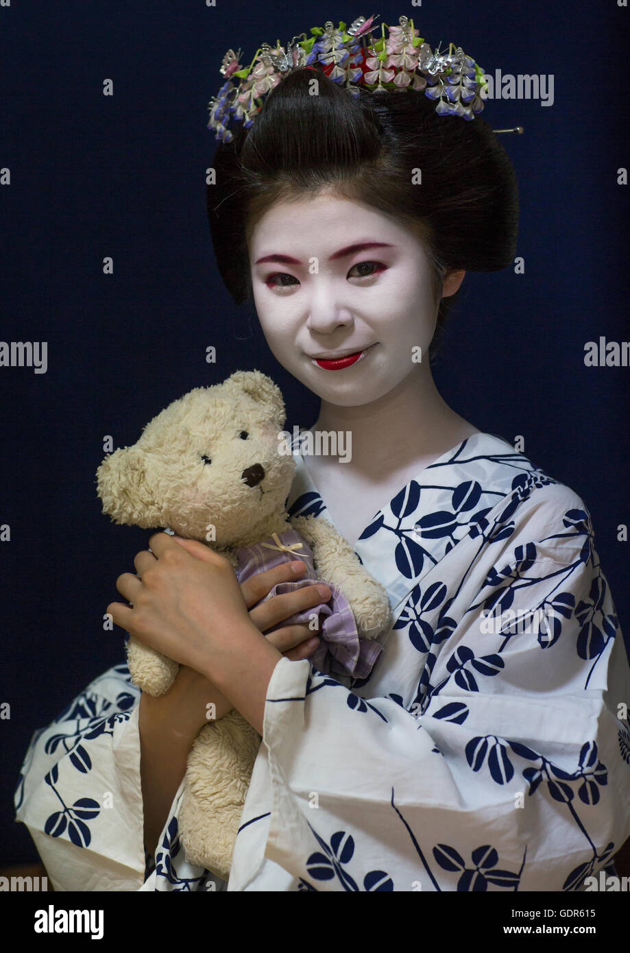 16 anni maiko chikasaya chiamato con il suo orsacchiotto di peluche, la regione di Kansai, Kyoto, Giappone Foto Stock