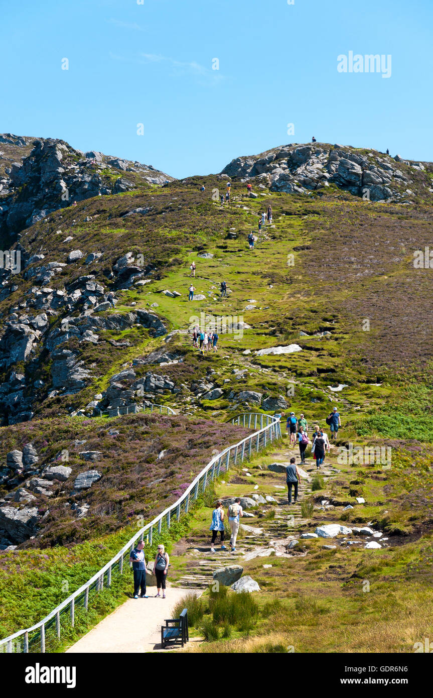 I turisti a piedi su Slieve League scogliere in County Donegal, Irlanda. Foto Stock