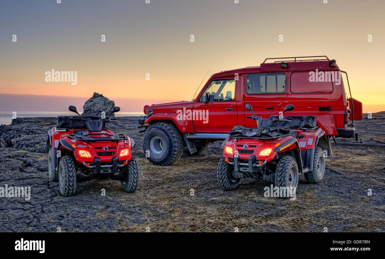 A quattro ruote e di un SUV sulla roccia lavica penisola di Reykjanes, Islanda Foto Stock