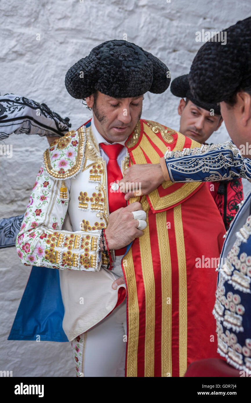 Torero spagnolo Juan Jose Padilla mette se stesso il capo a piedi nel vicolo prima di uscire per la corrida, tipica e ver Foto Stock