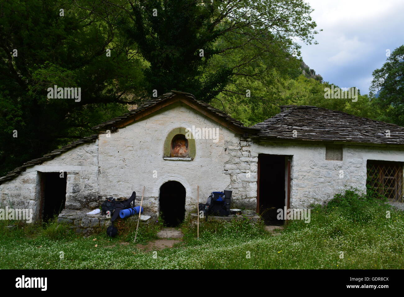 Escursionismo Il Vikos Per Panagia santuario presso il fiume Voidomatis molle Foto Stock