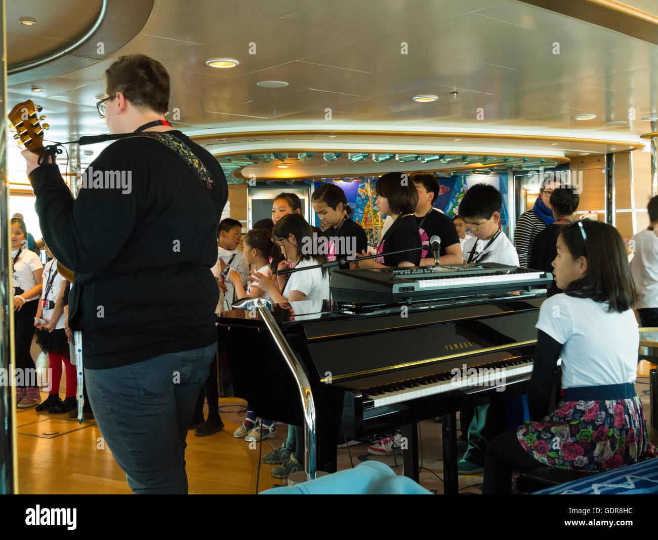 Sisimuit Groenlandia Inuit locali i bambini con insegnante a suonare la chitarra divertente passeggeri cantando tipiche canzoni popolari nave da crociera di destinazione Foto Stock