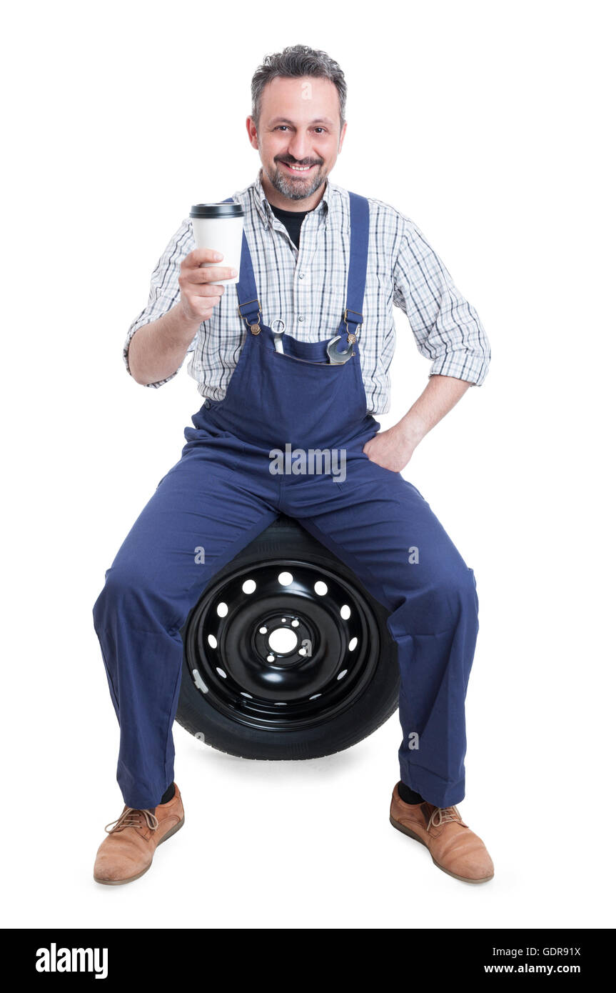 Gioioso tecnico sorridente in uniforme di lavoro prendendo una pausa caffè isolato su bianco backgorund Foto Stock