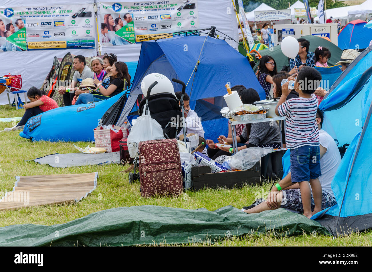 Persone setup camp per prenotare il loro posto sul campo al Barrio Fiesta 2016 a Londra. Foto Stock