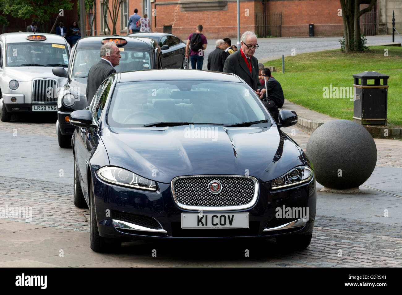 Jaguar XF 3.0 V6 diesel, Coventry City ufficiale del Consiglio auto presso l'Università di Coventry il giorno di graduazione, REGNO UNITO Foto Stock
