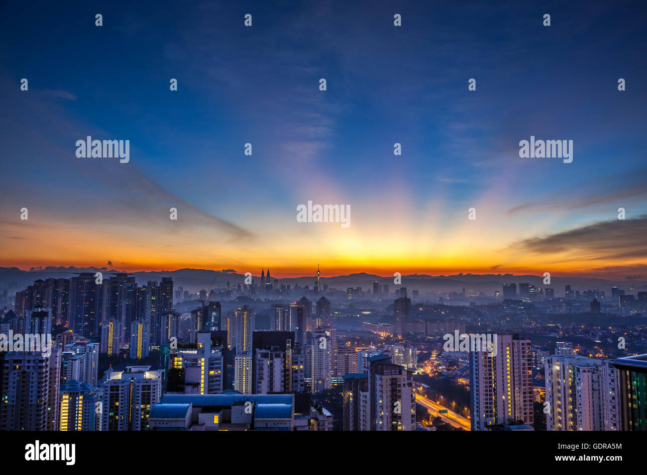 Kuala Lumpur cityscape all'alba con raggi di sole, visto dal Mont Kiara, a ovest di KL Foto Stock