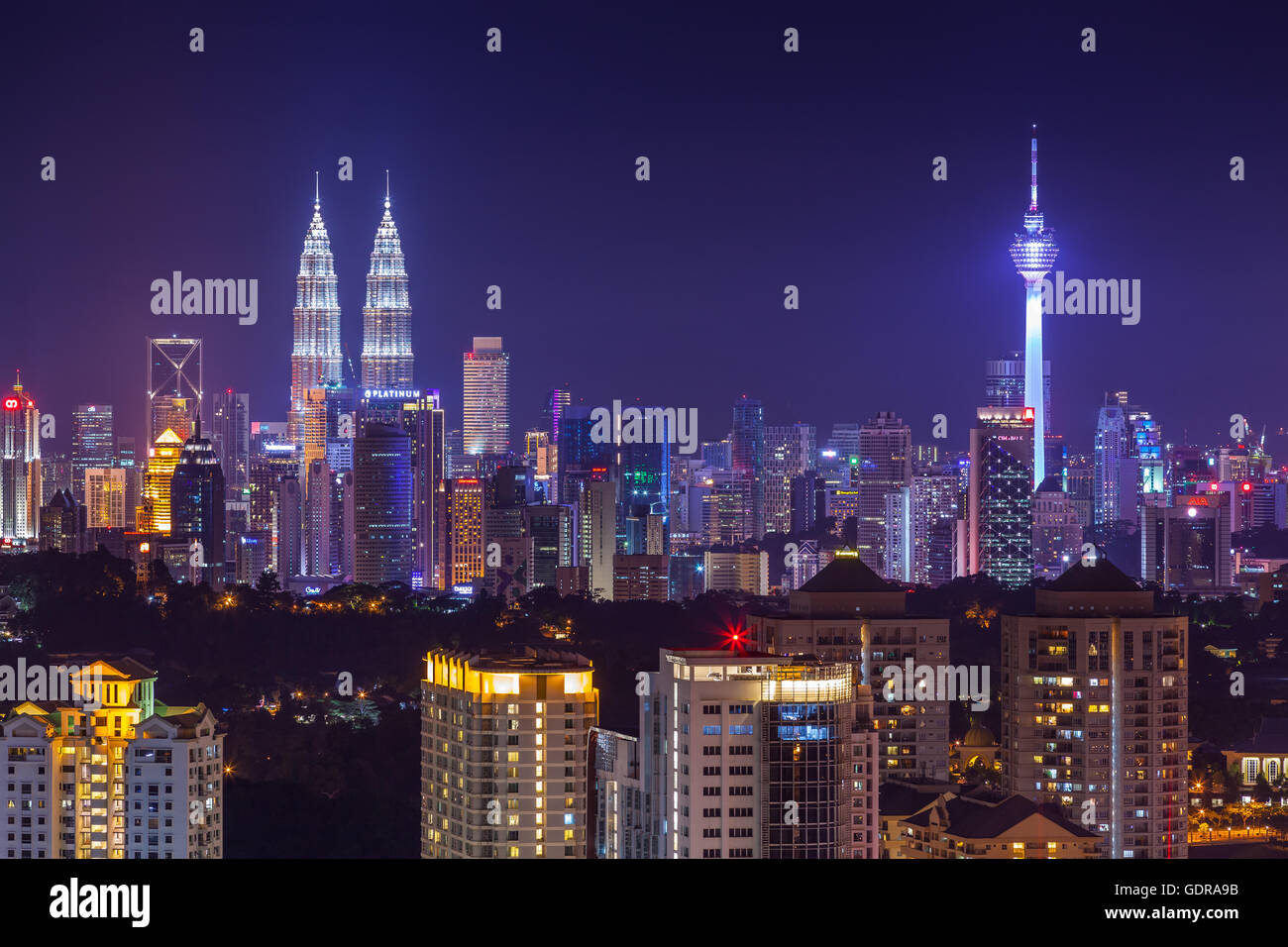 Kuala Lumpur skyline della città vibrante accesa al tramonto visto da ovest Foto Stock