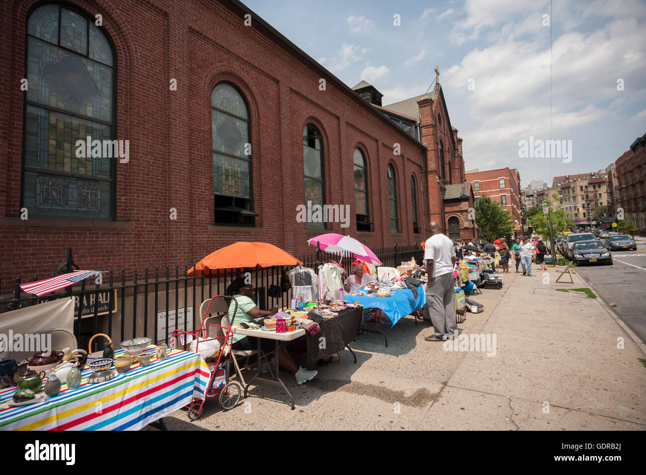 Un piccolo mercato delle pulci al di fuori della chiesa di San Giuseppe della Santa Famiglia in Harlem in New York Sabato, 16 luglio 2016. (© Richard B. Levine) Foto Stock