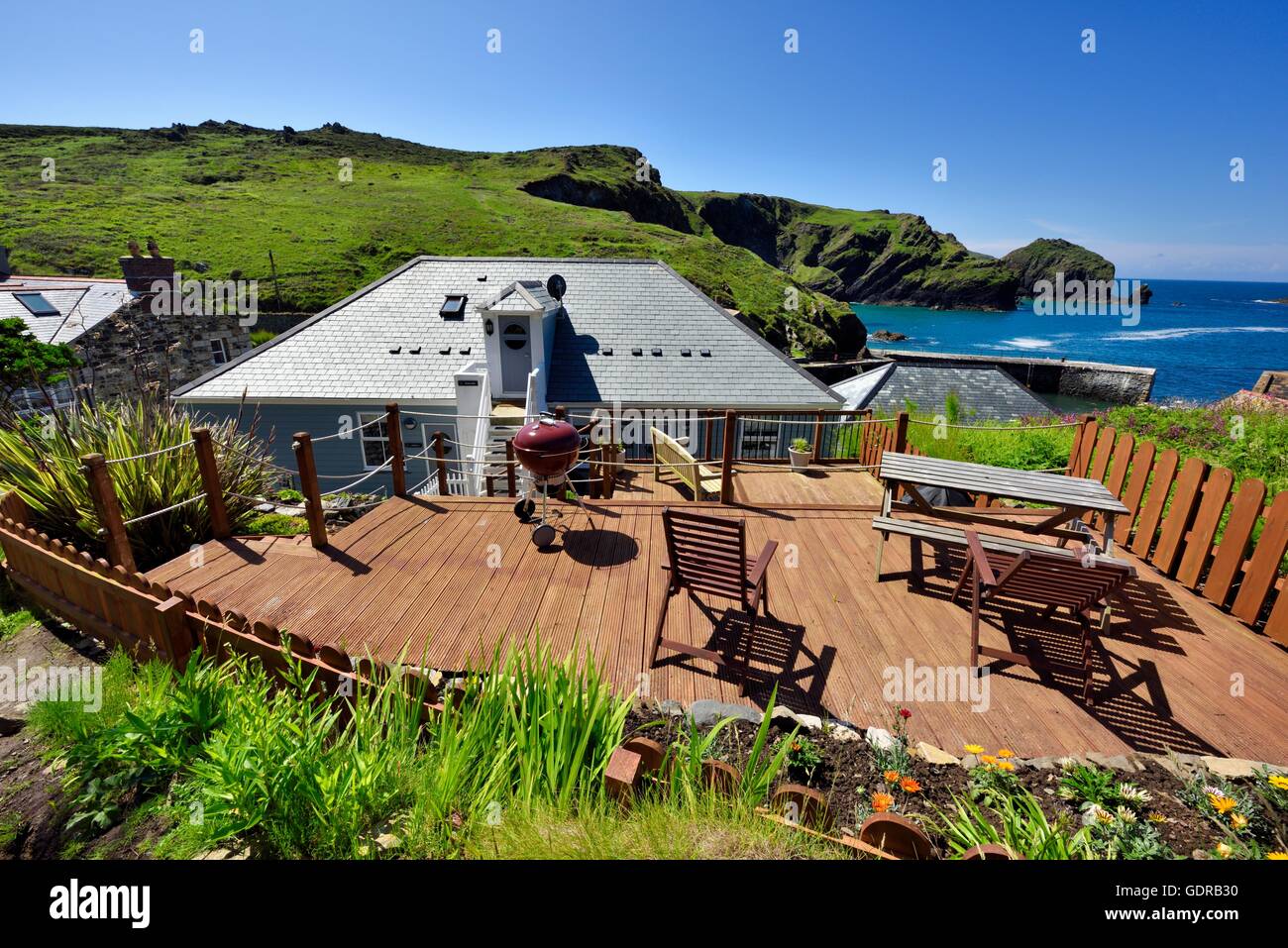 Un barbecue decking area sul retro di alloggi in Mullion Harbour Cornwall Inghilterra REGNO UNITO Foto Stock
