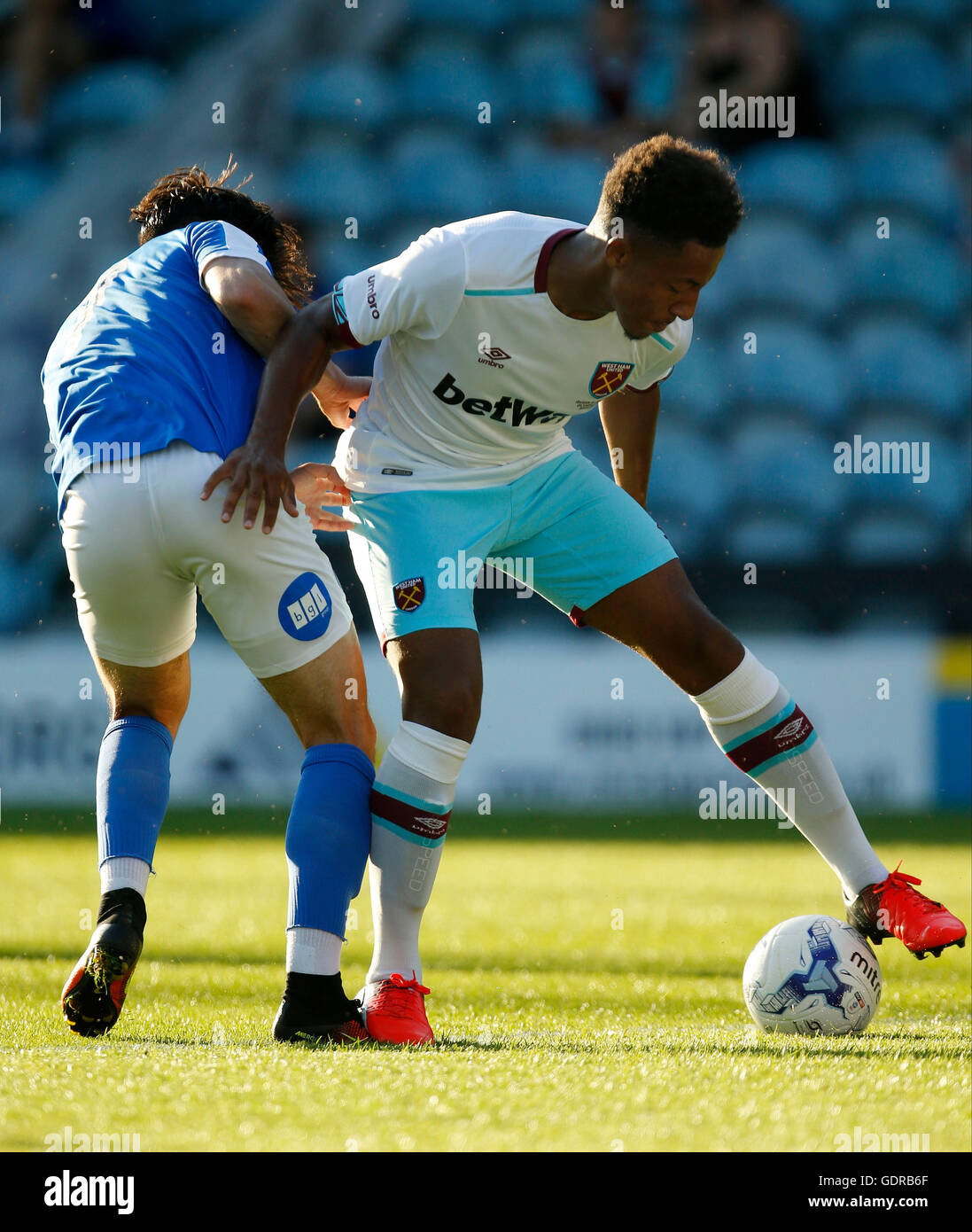 West Ham Sam Ford (a destra) e Peterborough Regno'sCallum Chettle durante la pre-stagione amichevole al ABAX Stadium, Peterborough. Foto Stock