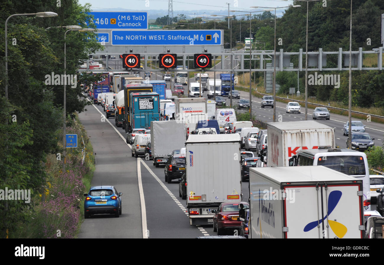 Veicolo a filamento con code di traffico e overhead VELOCITÀ DEL GANTRY segni sul nord autostrada M6 RIPARTITI RIPARTIZIONE AUTO REGNO UNITO Foto Stock