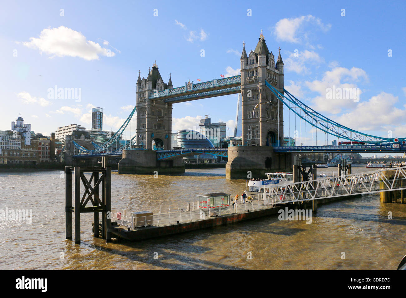 Vista del London Bridge o Tower Bridge da banca del nord del fiume Tamigi Foto Stock