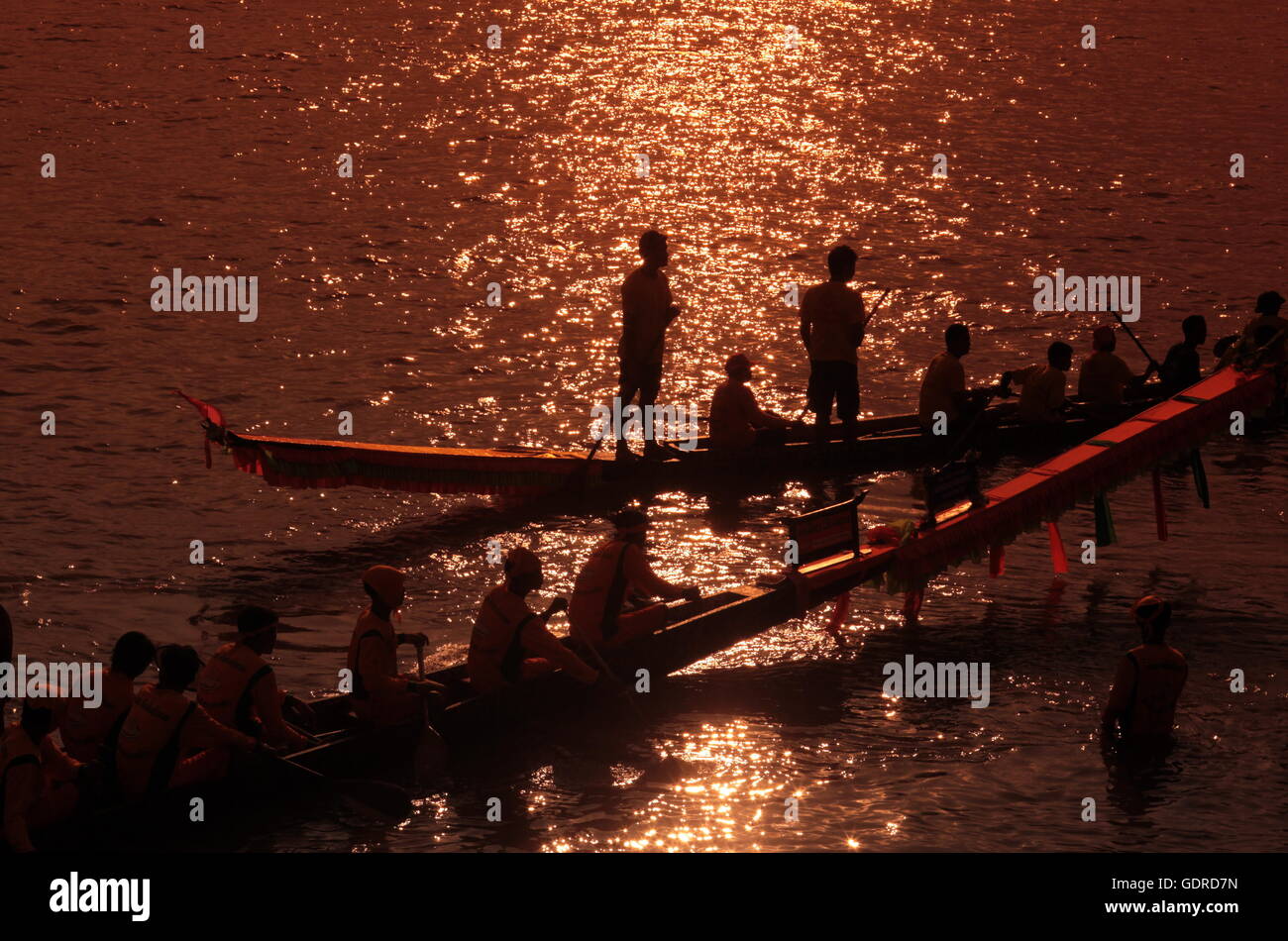 Il Drago tradizionale gara di canottaggio sul fiume Mekong nella città di Vientiane in Lao in Souteastasia. Foto Stock