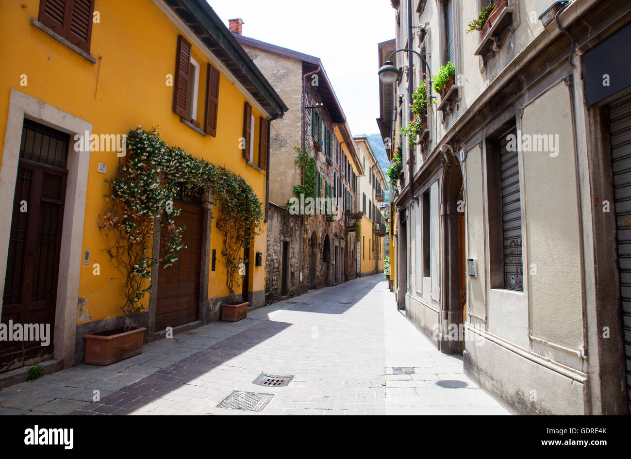 Vista della antica strada di Como, Italia Foto Stock