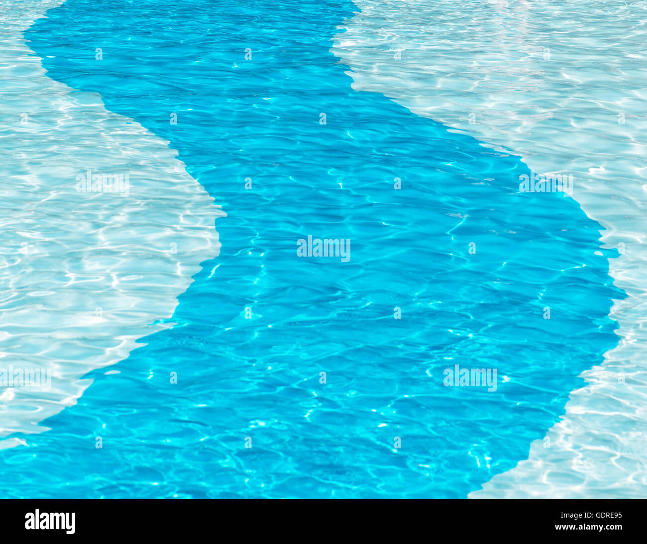 Blu profondo nastro passando attraverso un cristallo chiaro piscina ideale per una copia dello spazio e poster Foto Stock