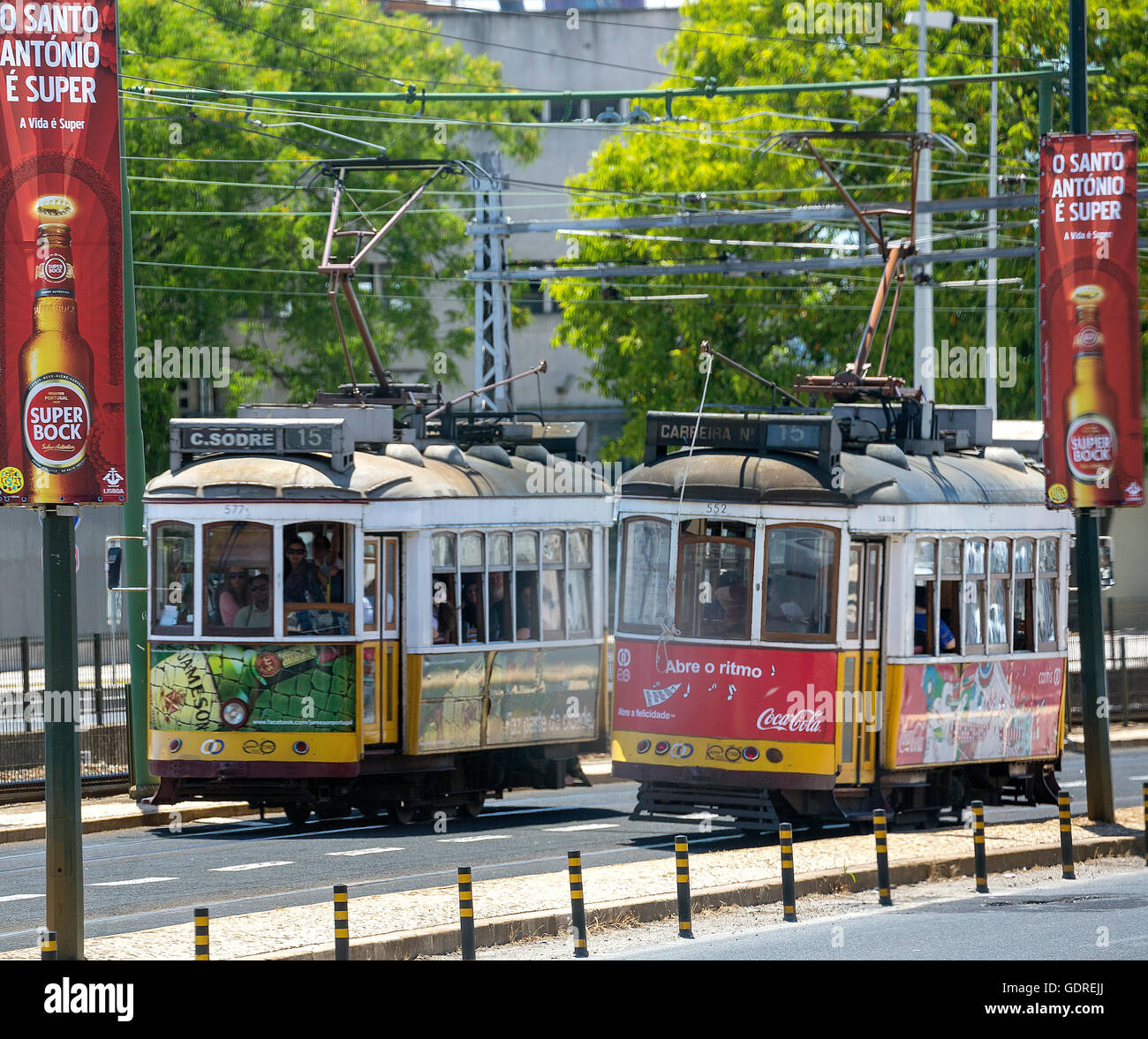 Tram colorati in Lisbona, Lisbona, distretto di Lisbona, Portogallo, Europa, viaggi, fotografia di viaggio Foto Stock