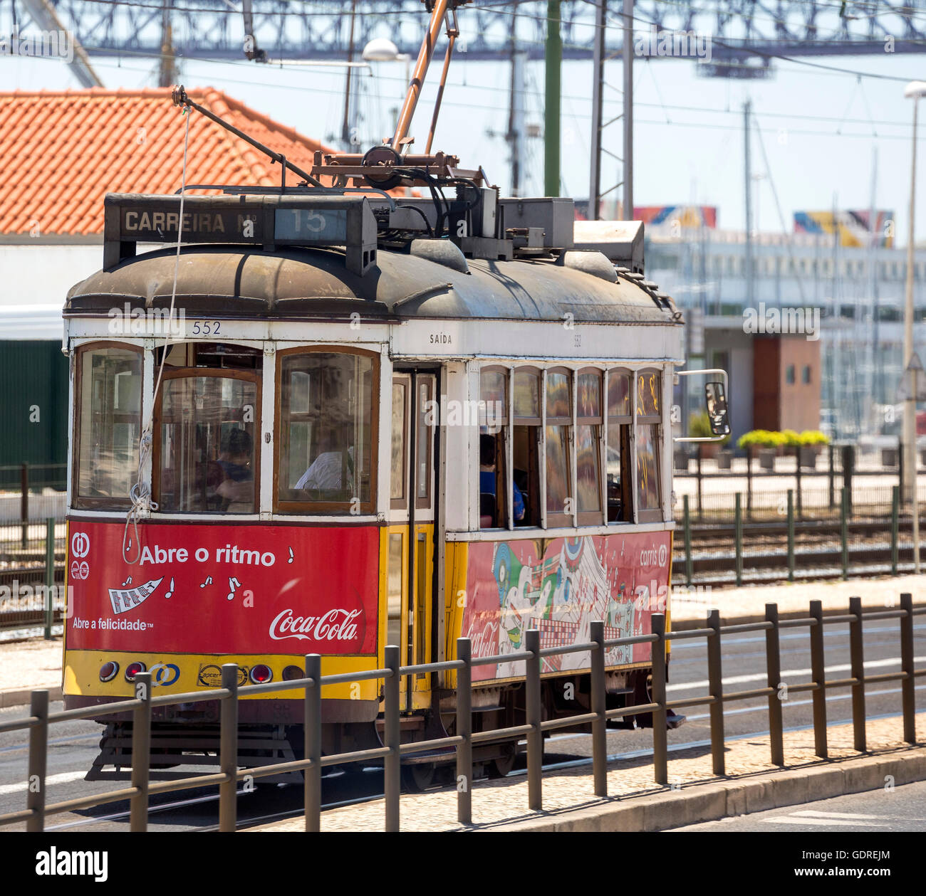 Tram colorati in Lisbona, Lisbona, distretto di Lisbona, Portogallo, Europa, viaggi, fotografia di viaggio Foto Stock