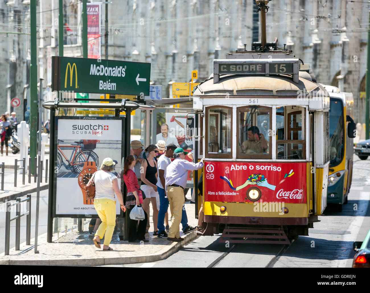 Tram colorati in Lisbona, Lisbona, distretto di Lisbona, Portogallo, Europa, viaggi, fotografia di viaggio Foto Stock