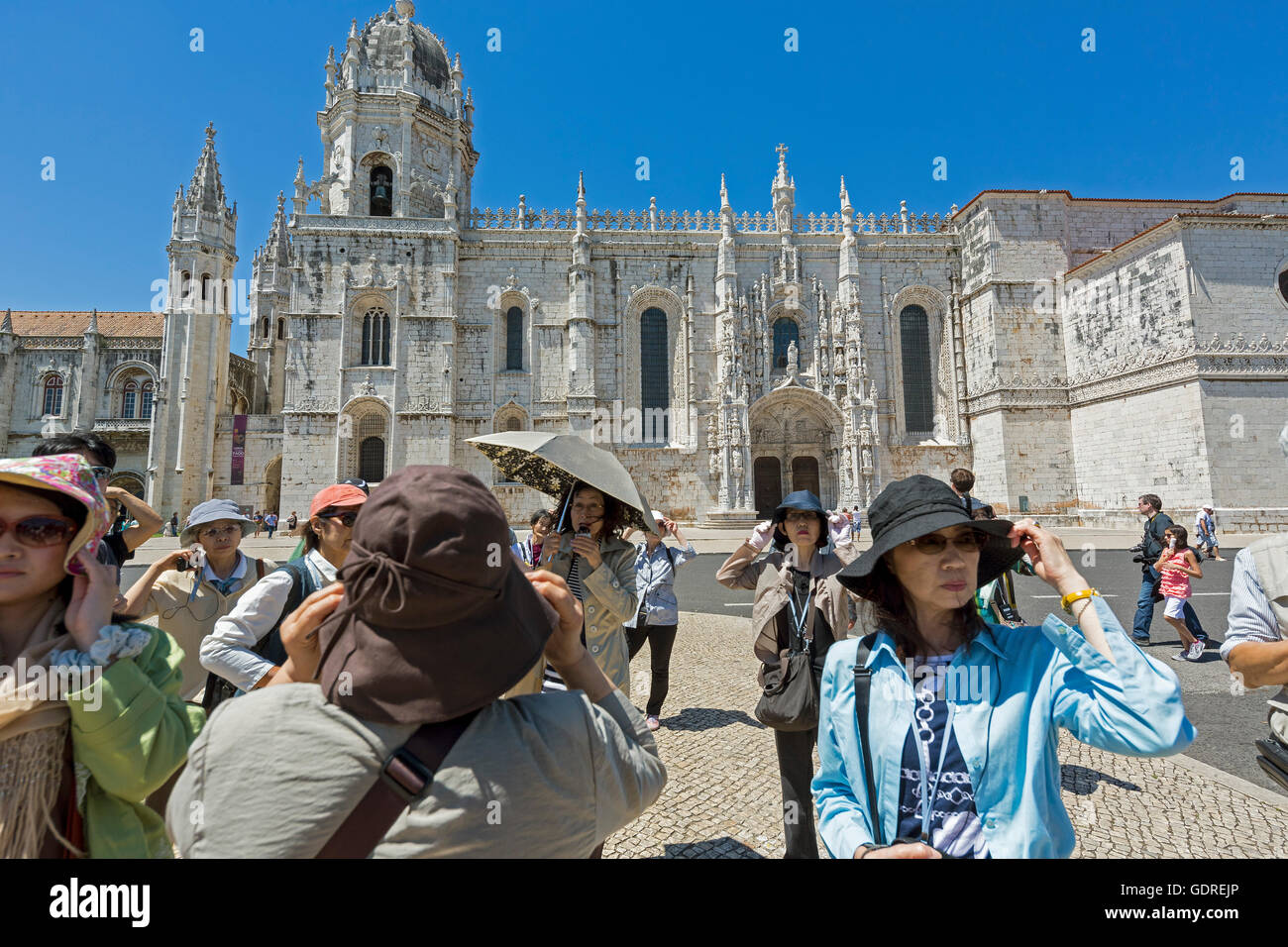 I turisti giapponesi organizzato prima il Monastero dos Jerónimos, Sito Patrimonio Mondiale dell'UNESCO, Lisbona, distretto di Lisbona, Portogallo Foto Stock